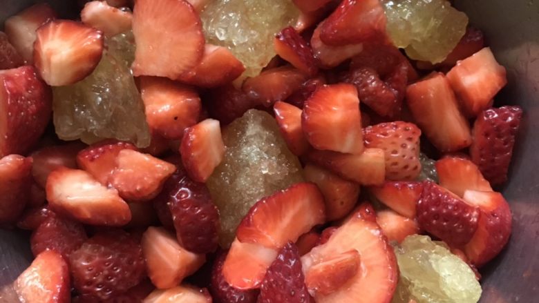 冰糖草莓酱,稍微拌一下，盖上保鲜膜，放入冰箱冷藏一夜。