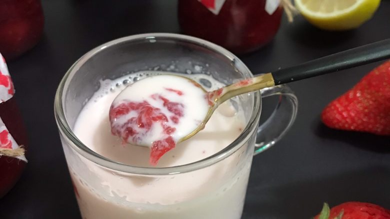 冰糖草莓酱,可以加牛奶，搅拌均匀就是草莓牛奶啦！