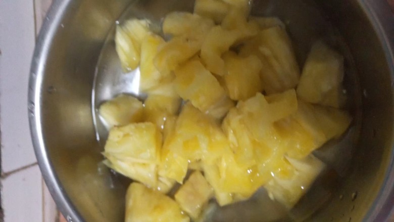 菠萝派,用盐水泡十分钟，控水