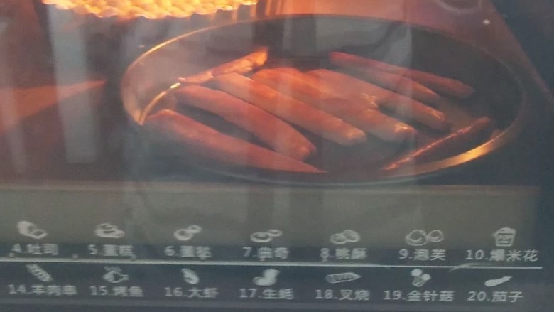 菠萝派,转175度再烤15分钟。多余的边角可以直接烤成手指饼干