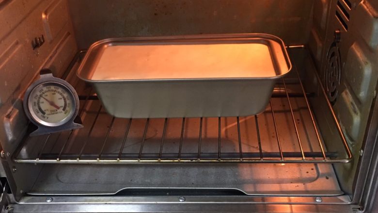 玉枕蛋糕+花生味,烤箱预热至150度，模具送入烤箱烤制40分钟。
