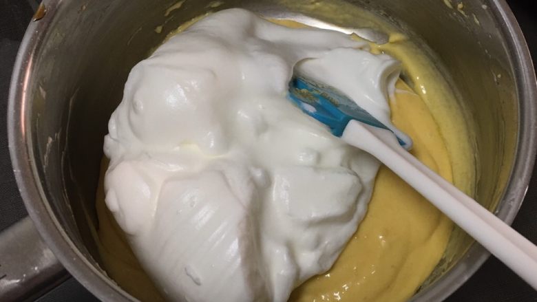 玉枕蛋糕+花生味,取三分之一的蛋白进蛋黄糊中。
