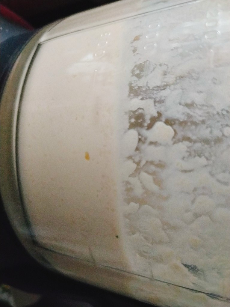 花生酱奶昔,打成比较细腻的奶昔；