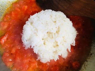 蕃茄葱花炒米饭,倒入米饭