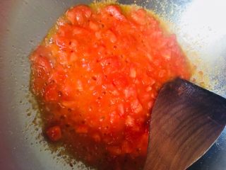 蕃茄葱花炒米饭,放入西红柿丁炒至出汁