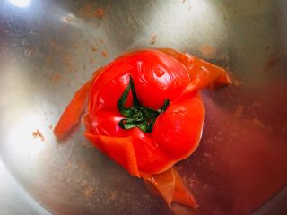 蕃茄葱花炒米饭,西红柿表皮划十字刀口放开水中煮一分钟