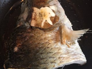 头菜炆鲩鱼,热锅放油，慢火煎至鱼身两面金黄