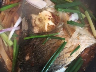 头菜炆鲩鱼,中火炆5分钟左右，差不多收汁就可以加入葱段