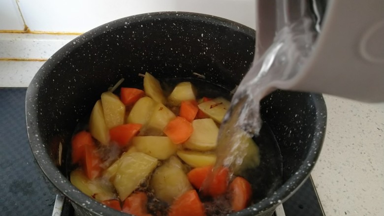 咖喱牛肉饭,锅内倒入适量清水。