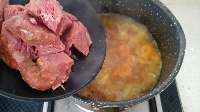 咖喱牛肉饭,待水开后倒入切好的牛肉。