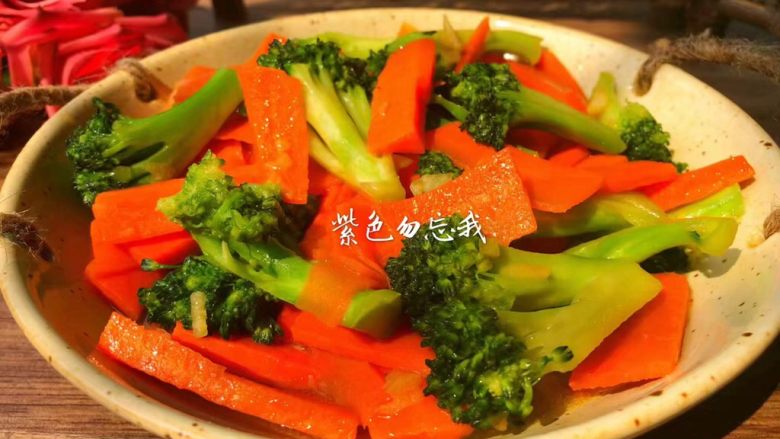 胡萝卜炒西兰花,美味的胡萝卜炒西兰花做好了，特别适合这个季节食用，益肝明目。