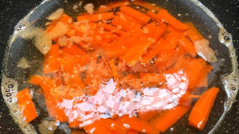 胡萝卜炒西兰花,把胡萝卜放入焯烫30秒，焯好捞出来沥干水待用。