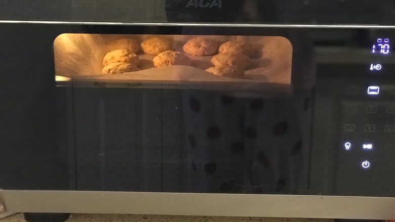 淡奶油花生曲奇,烤箱预热后放入饼干，170度上下火烘烤18分钟，烤好后再焖10分钟。