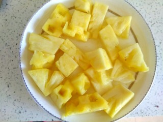 菠萝咕咾肉,菠萝切小块，放入盐水洗一下，捞出控水备用
