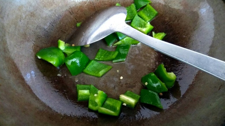 菠萝咕咾肉,把植物油全部倒出，放入青椒，翻炒一会儿，盛出待用