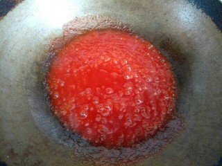 菠萝咕咾肉,把小碗中的番茄汁倒入锅中，大火烧开，汤汁变粘稠