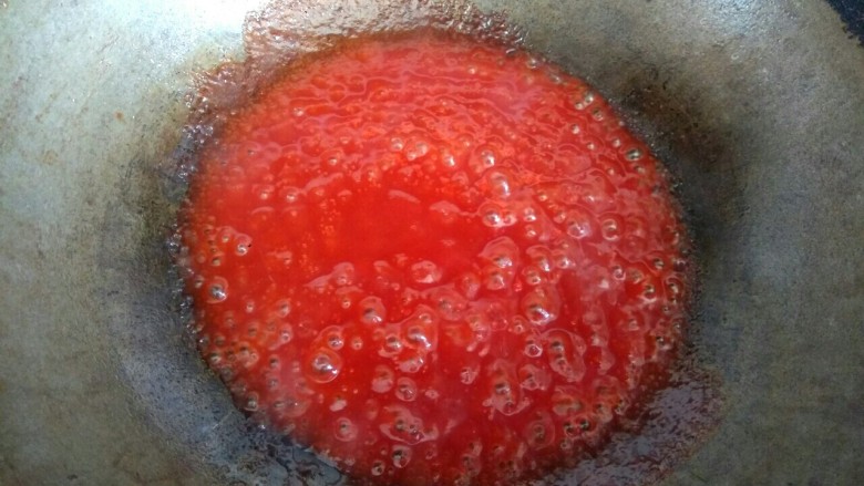 菠萝咕咾肉,把小碗中的番茄汁倒入锅中，大火烧开，汤汁变粘稠