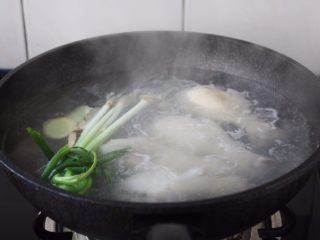 春天的美味 腌笃鲜（鸡肉版）,另外起锅，大火将水烧开，放入焯过水的鸡腿、小香葱、姜3片。