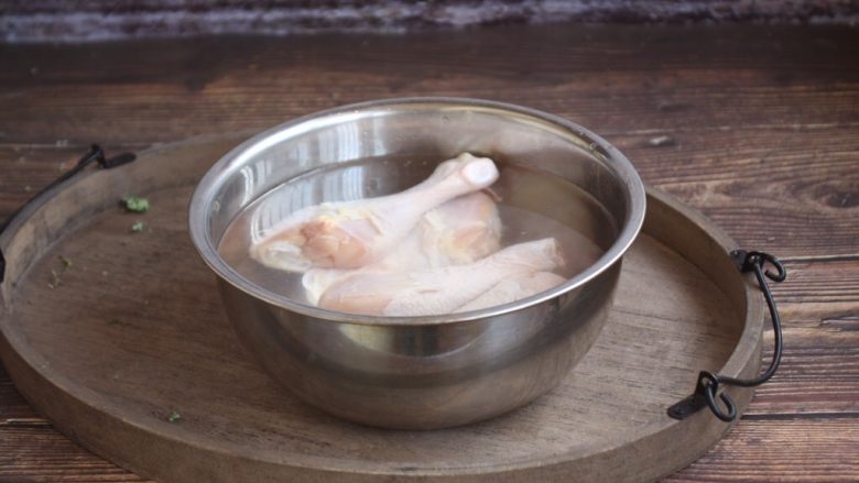 春天的美味 腌笃鲜（鸡肉版）,将鸡腿在清水里浸泡30分钟。