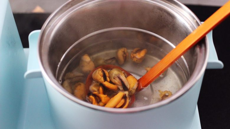 茄条炒海虹,东菱早餐机的汤锅里，加入适量的清水煮沸后，加入少许盐放入海虹肉焯一下水后，捞出沥干水分备用。