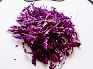 凉拌紫甘蓝香干,紫甘蓝洗净后用刀切成丝备用。
