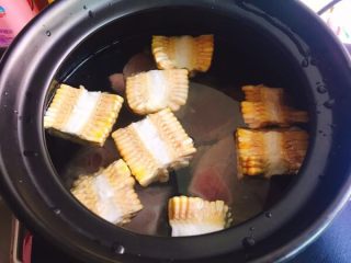 鲜味什锦火锅,取一个砂锅，放入大猪骨、玉米、清水，盐