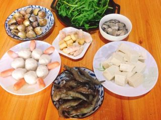 鲜味什锦火锅,鲜味足的火锅当然少不了海鲜，明虾，鱼丸，青蛾，海蛎子