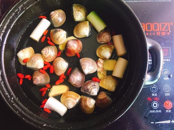 鲜味什锦火锅,取出火锅的锅具，加入适量清水，大葱，姜片，青蛾