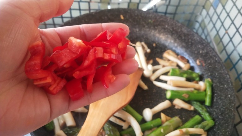 芦笋炒蘑菇，把春天吃进嘴里,最后放入红椒，加上盐。