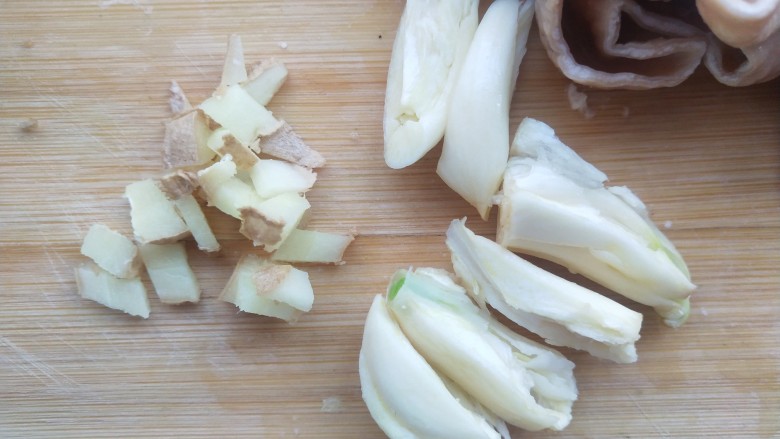 芦笋炒蘑菇，把春天吃进嘴里,姜蒜切末。