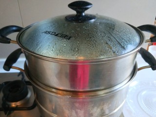 鳕鱼胡萝卜蒸饺,开锅蒸十分钟即可。