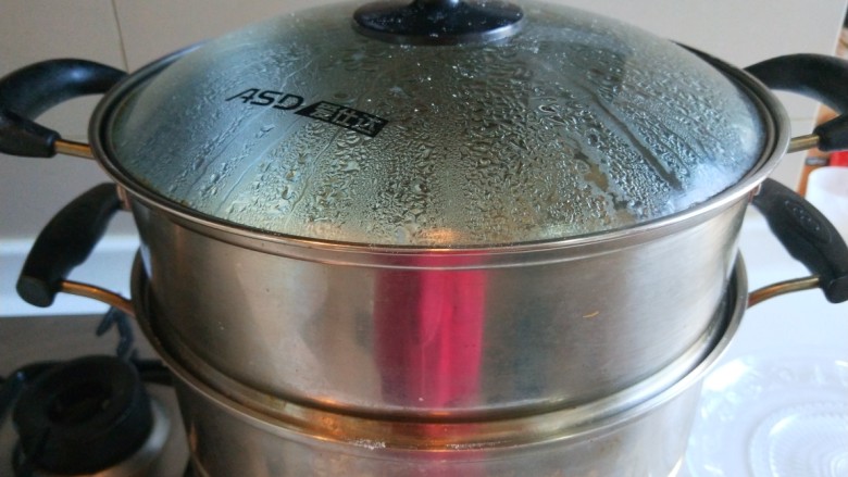鳕鱼胡萝卜蒸饺,开锅蒸十分钟即可。