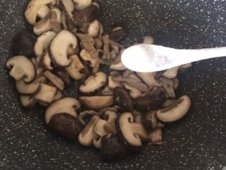 香菇炒肉丝,加小半勺盐