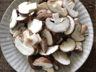 香菇炒肉丝,切成薄片