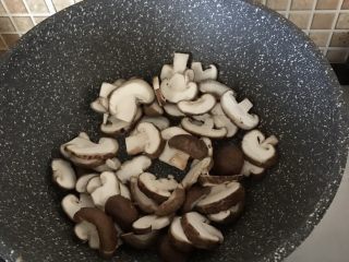 香菇炒肉丝,加入香菇片翻炒出香味、变软