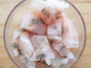 椒麻巴沙鱼，承包你的整个胃,胡椒粉和盐，腌制15分钟。
