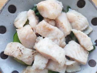 椒麻巴沙鱼，承包你的整个胃,蔬菜铺底，将蒸熟的巴沙鱼放在蔬菜上。