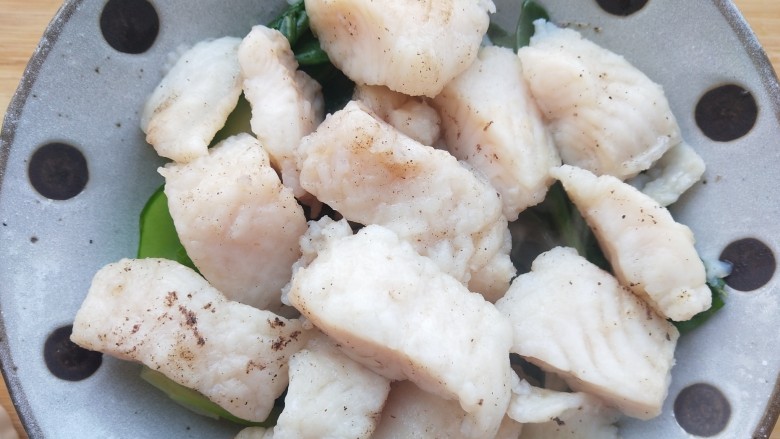 椒麻巴沙鱼，承包你的整个胃,蔬菜铺底，将蒸熟的巴沙鱼放在蔬菜上。