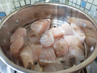 椒麻巴沙鱼，承包你的整个胃,腌制好的巴沙鱼蒸熟。