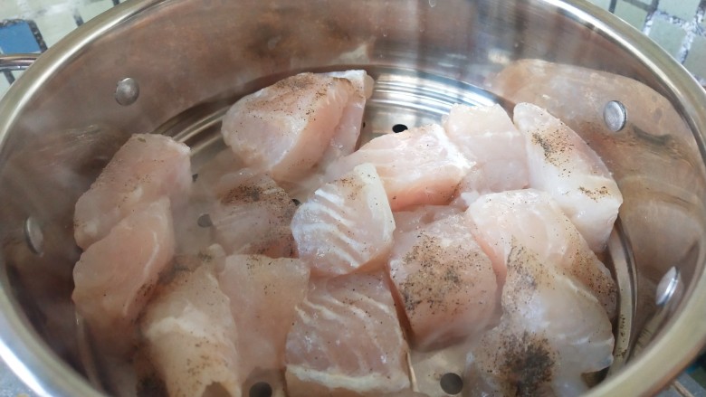 椒麻巴沙鱼，承包你的整个胃,腌制好的巴沙鱼蒸熟。