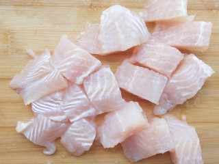 椒麻巴沙鱼，承包你的整个胃,巴沙鱼提前化冻，切块。
