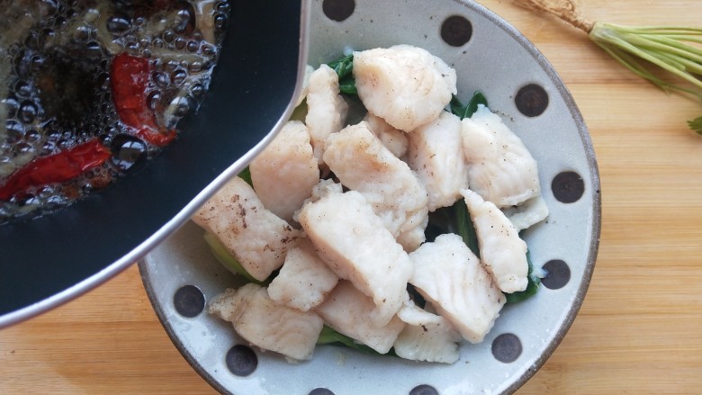 椒麻巴沙鱼，承包你的整个胃,趁热直接浇在鱼肉上。