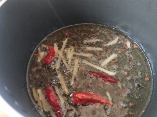 椒麻巴沙鱼，承包你的整个胃,凉油放入干椒，姜丝，麻椒。

炸至出香味儿。