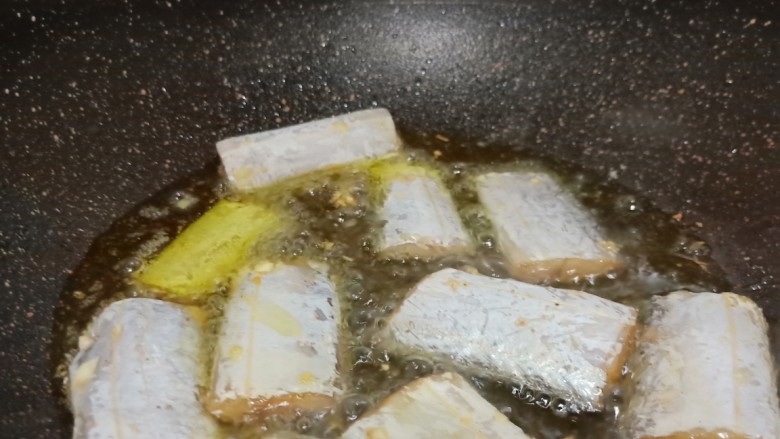 麻辣鲜香带鱼,锅里倒菜籽油，加带鱼煎炸（带鱼可以用厨房纸巾吸一下水份）