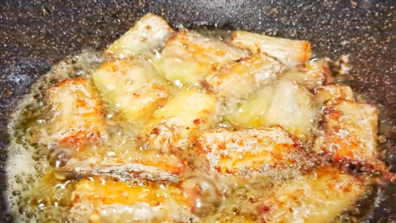 麻辣鲜香带鱼,煎至金黄色即可盛盘。