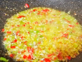 麻辣鲜香带鱼,锅里留底油，下蒜泥青红椒翻炒出香味。