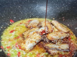 麻辣鲜香带鱼,生抽一勺、盐一勺调味。