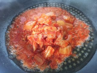 泡菜金枪鱼炒饭,起油锅， 先把泡菜放入煸炒一会。