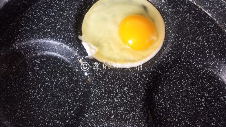 泡菜金枪鱼炒饭,可以煎一个鸡蛋。