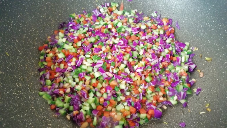 彩蔬炒金银饭,下入黄瓜和紫甘蓝翻炒均匀。